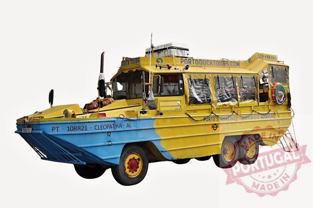 Yellow and blue amphibious vehicle parked on white background | Yellow and blue amphibious vehicle used for touristic excursions, parked on white background - Realisiert mit Pictrs.com