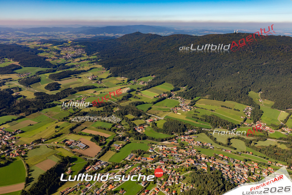 Die Luftaufnahme Hundzell - Hohenwarth wurde 2021 mittels Flugzeug (keine Drohne) erstellt. Hohe Auflösung -für große Poster und Wandbilder geeignet!