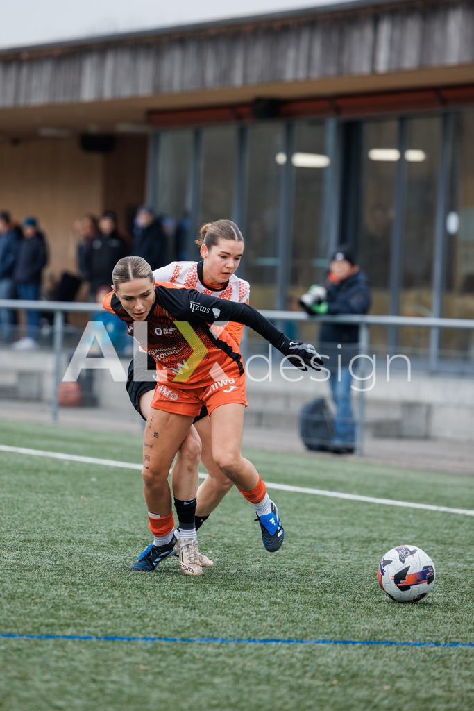 Fußball I Frauen I Saison 2025-2026 I Freundschaftsspiel I FC Aarau Frauen - SC Freiburg U20 I 24.01.2026 | 8 Vanesa Hoti (FC Aarau) – Mittelfeld  //  19 Rebecca Rummel (SC Freiburg U20) – Sturm - Realisiert mit Pictrs.com