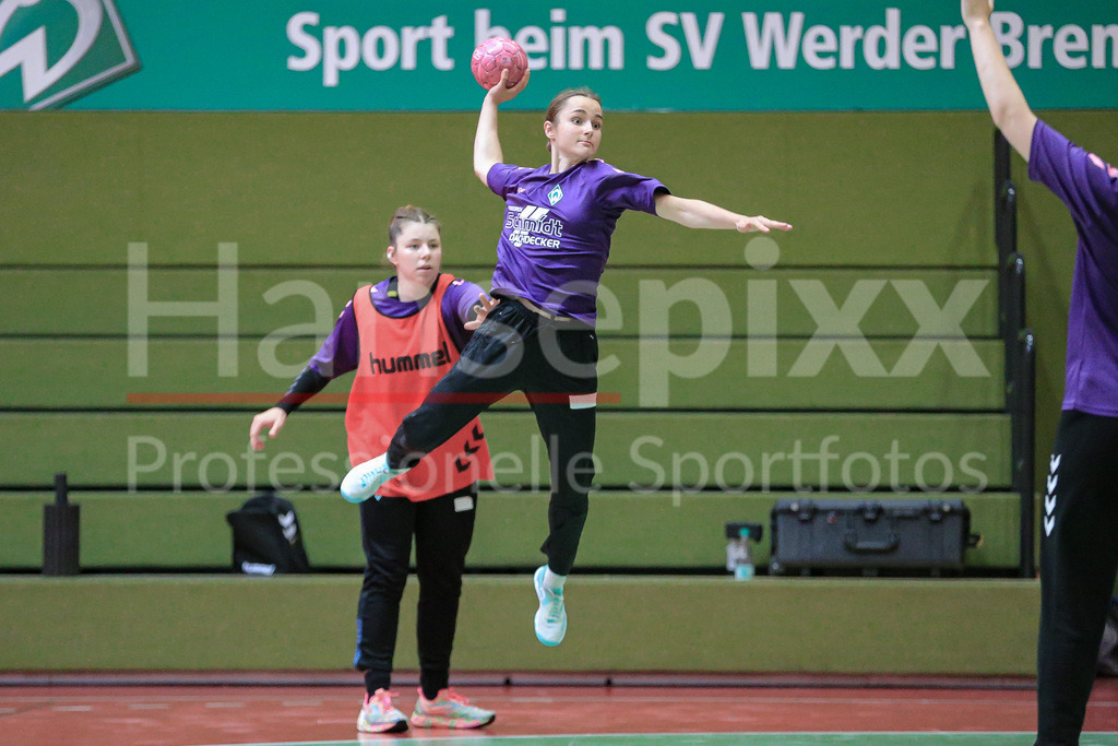 Handball, 2. Bundesliga Frauen, Training SV Werder Bremen | v.li.: Emy-Jane Hürkamp (SV Werder Bremen) beim Wurf, am Ball, Spielszene, Aktion, Action