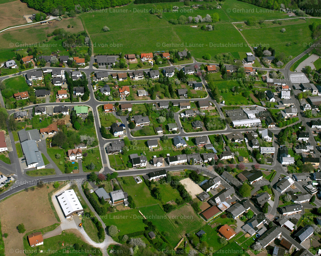 2610073 | GUSTERNHAIN 09.06.2006 Ortsansicht der Straßen und Häuser der Wohngebiete in Gusternhain im Bundesland Hessen, Deutschland // Town View of the streets and houses of the residential areas in Gusternhain in the state Hesse, Germany Foto: Gerhard Launer
