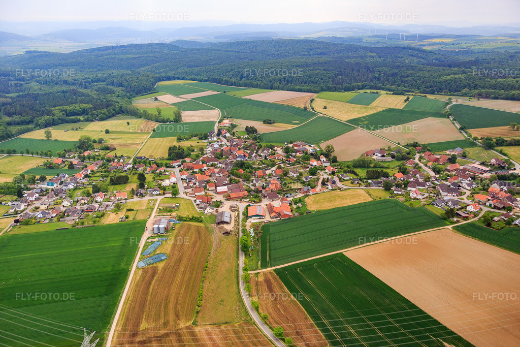Luftbild: Ortsansicht von Westen im Ortsteil Lüntorf in Emmerthal im Bundesland Niedersachsen in Deutschland. Foto: IMG_079473.jpg vom 24.05.2015 durch Werner Riehm/FLY-FOTO.de