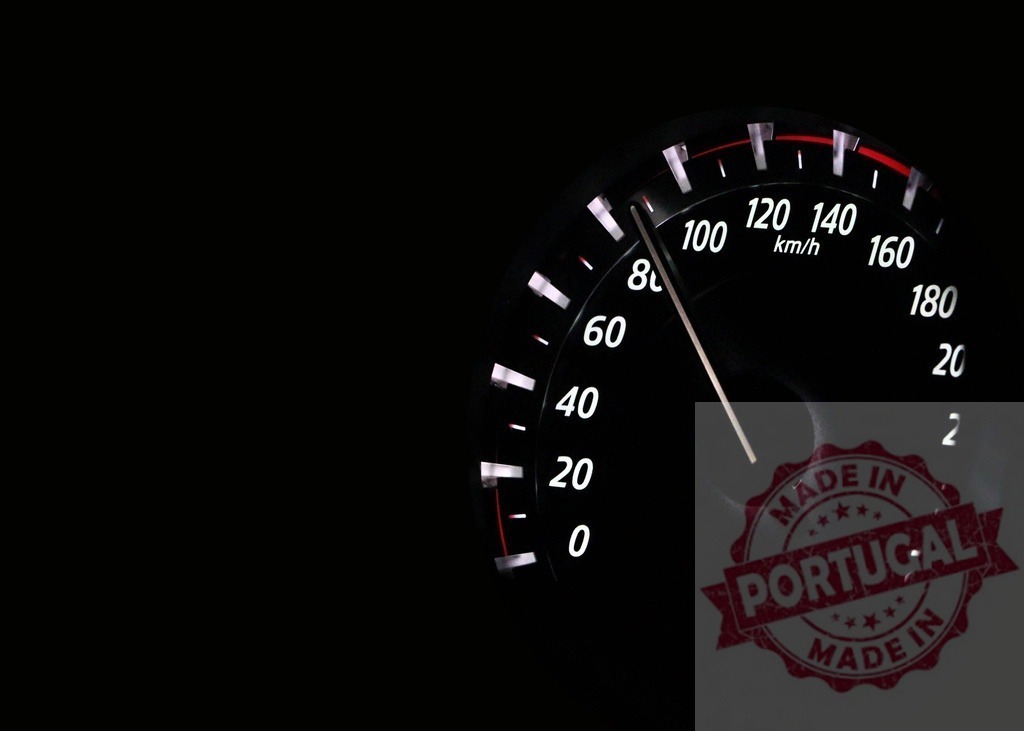Speedometer showing accelerating car going fast on black background | Close-up of car speedometer showing increasing speed on dark background - Realisiert mit Pictrs.com