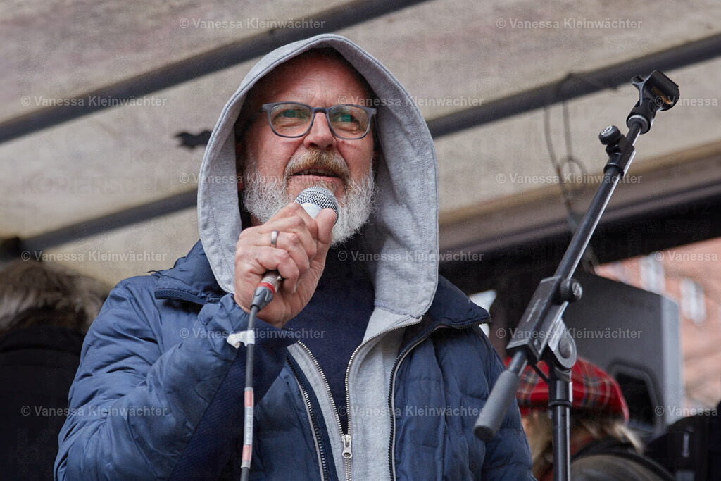 250408_KBS_Kuerzungen_05 | Einige hunderte Menschen protestieren am 08.04.2025 vor der Senatsverwaltung für Gesundheit in Berlin gegen finanzielle Kürzungen bei psychosozialen Kontakt- und Beratungsstellen.  - Realisiert mit Pictrs.com