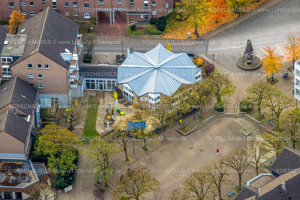 Hagen251101175 | Luftbild, Hüttenplatz mit Kita Zwergenhütte, herbstliche Bäume, Haspe, Hagen, Ruhrgebiet, Nordrhein-Westfalen, Deutschland