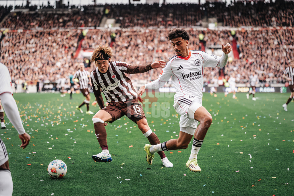 Fußball | Männer | Saison 2025/2026  | Fußball-Bundesliga | 25. Spieltag | FC St. Pauli vs. Eintracht Frankfurt | 08.03.2026 | v.l. Tomoya Ando (#15, FC St. Pauli) gegen Nathaniel Brown (#21, Eintracht Frankfurt)