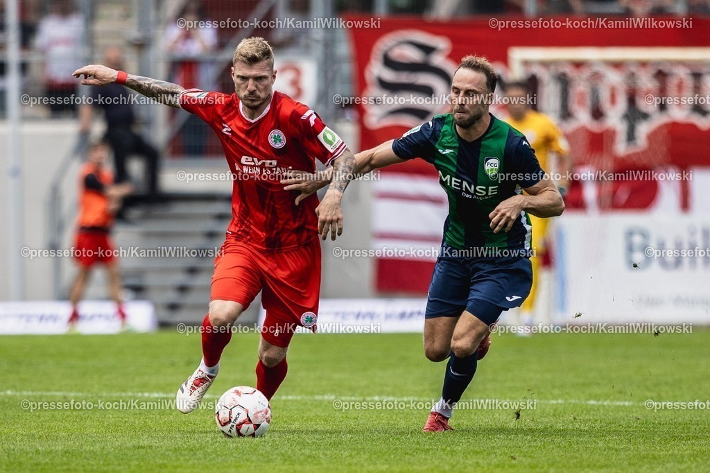xKWI26072501032 | 26.07.2025, xkwix, Fußball, Regionalliga-West, Rot-Weiß Oberhausen - FC Gütersloh, Stadion Niederrhein: Fynn Arkenberg ( FC Gütersloh #33 ) im Zweikampf gegen Alexander Mühling (Rot-Weiß Oberhausen #8) 