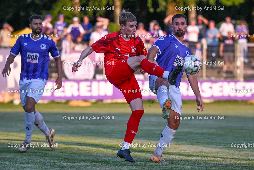 VfR Neumünster vs FC Kilia Kiel | Rafael Krause (VfR #21) vs Yannik Jakubowski (Kilia #27) / Fußball-Oberliga Männer 2026/2027 / VfR Neumünster vs FC Kilia Kiel / Grümmi-Arena / Neumünster / 04.08.26 - Realisiert mit Pictrs.com