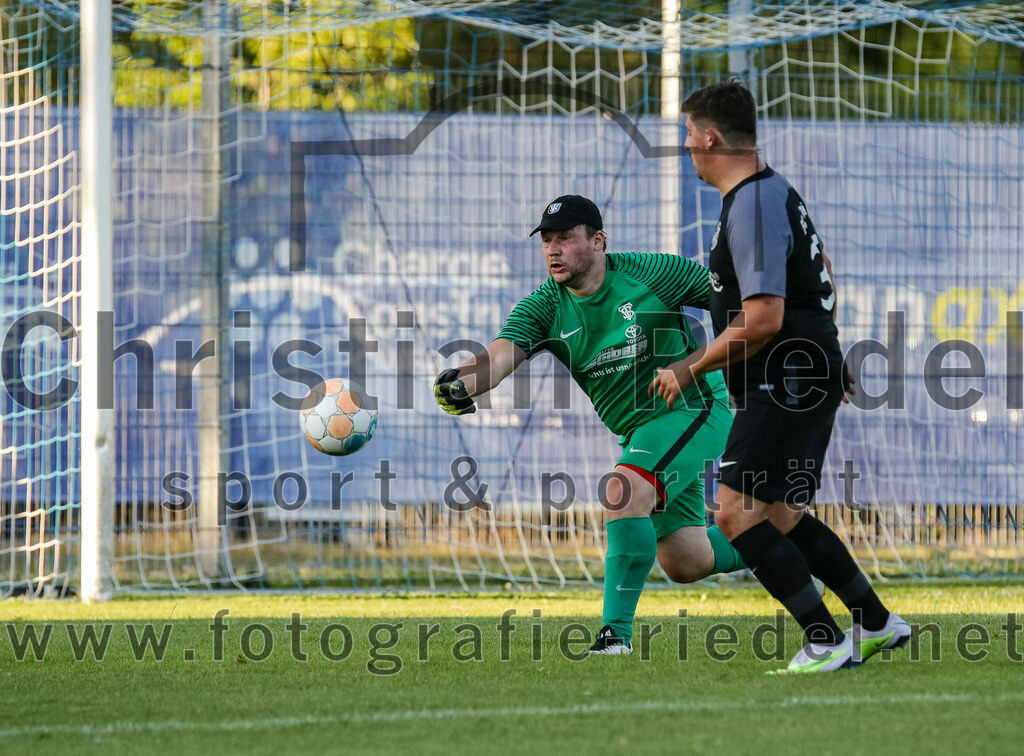 2023-07-14_070_FC_Langengeisling_gegen_FC_Velden-Eberspoint | Erding, Deutschland, 14.07.2023:
Fußball, Bezirksliga Oberbayern Ost 2023 / 2024, Testspiel, FC Langengeisling gegen FC Velden-Eberspoint, Endergebnis: 5:0

Torwart Michael Koch (FC Velden-Eberspoint, #1), Florian Rupprecht (FC Langengeisling, #11)

Foto: Christian Riedel / fotografie-riedel.net