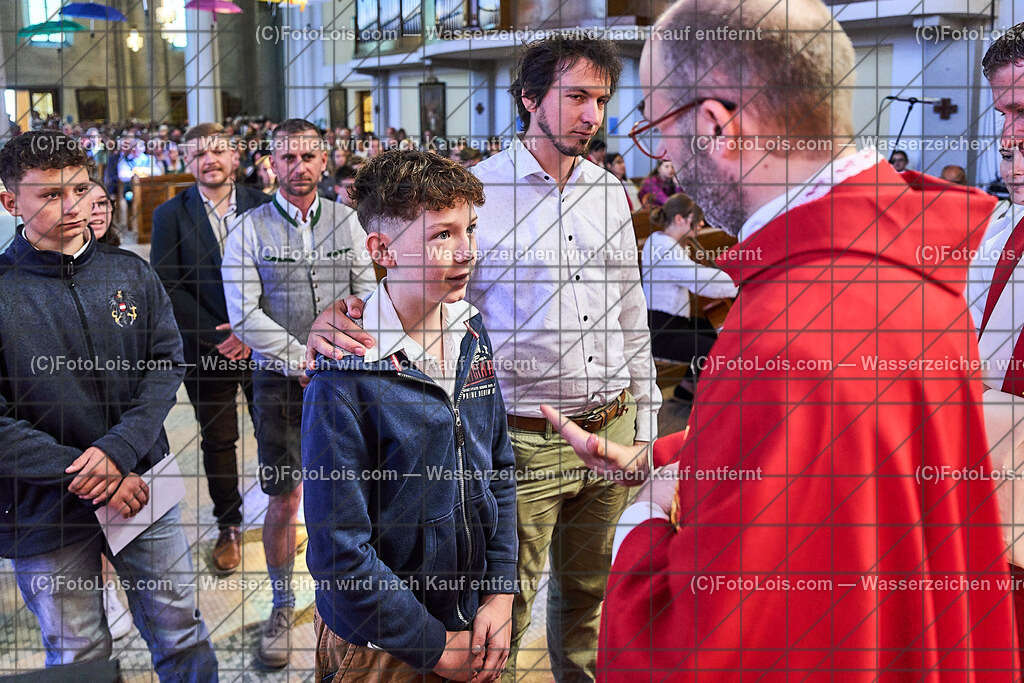 ALP1095_PfarrFirmung Wieselburg_Firmvorgang | (C)FotoLois.com, Alois Spandl, Firmung in der Pfarrkirche Wieselburg mit Generalvikar Dr. Christoph Weiss, Dechant Pfarrer Daniel Kostrzycki und Monignore Franz Dammerer, Sa 15. Juni 2024.