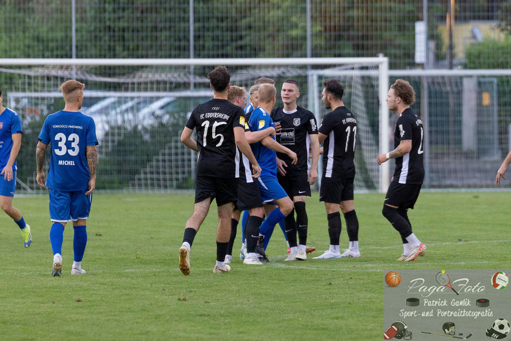 Hessenliga: Türk Gücü Friedberg - FC Eddersheim, 09.08.2024 | Maik Vetter (Türk Gücü Friedberg #18) muss zurückgehalten werden bei Halil Yilmaz (FC Eddersheim #11) &amp; Simon Lüders (FC Eddersheim #22), Türk Gücü Friedberg - FC Eddersheim, Friedberg, Städtischer Sportplatz, 9.8.2024 - Realisiert mit Pictrs.com