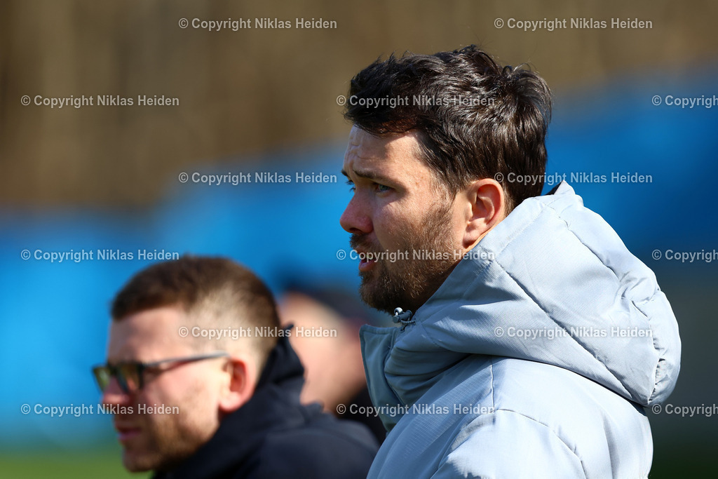 NH_HolsteinKiel_Training_08042025 | Willi Weiße (Trainer, Holstein Kiel U23) beim Training der Profis.Fußball I Herren I Training I Saison 2024-2025 I Holstein Kiel I 08.04.2025 I Citti-Fußballpark