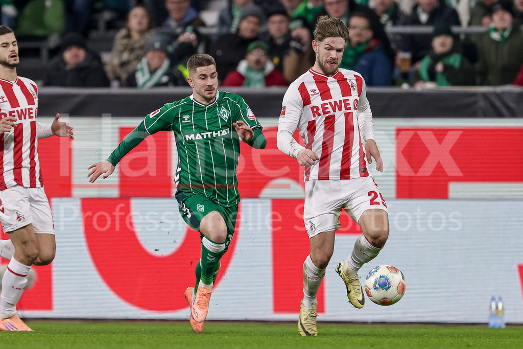 Fussball, Bundesliga, SV Werder Bremen - 1. FC Köln | v.li.: Romano Schmid (SV Werder Bremen, 20) und Jan Thielmann (1. FC Köln, 29) im Zweikampf, Duell, Dynamik, Aktion, Action, Spielszene, DIE DFL-RICHTLINIEN UNTERSAGEN JEGLICHE NUTZUNG VON FOTOS ALS SEQUENZBILDER UND/ODER VIDEOÄHNLICHE FOTOSTRECKEN. DFL REGULATIONS PROHIBIT ANY USE OF PHOTOGRAPHS AS IMAGE SEQUENCES AND/OR QUASI-VIDEO.