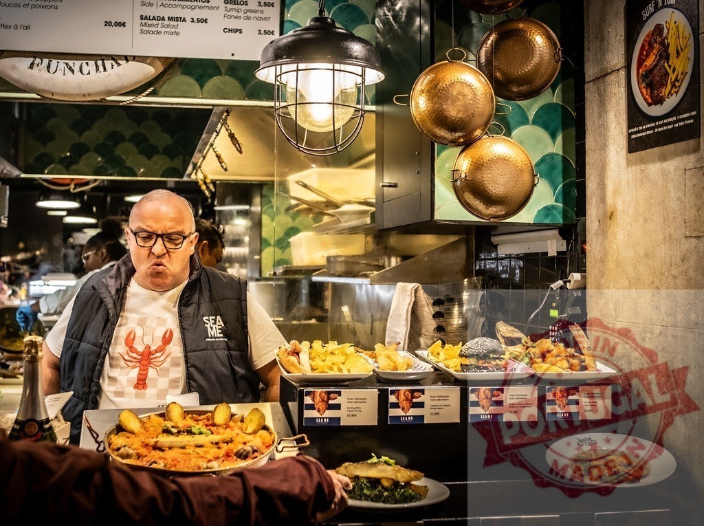 Chef making faces serving seafood paella and fast food | Man with glasses making a funny face while preparing food behind the counter in a casual restaurant - Realized with Pictrs.com