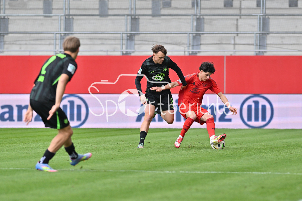 FC Bayern München U19 - VfL Wolfsburg U19 | im Duell Pharell HENSEL (VfL Wolfsburg 8) und Deniz OFLI (FCB #3) / zweikampf / U19 DFB Nachwuchsliga Endrunde: FC Bayern Muenchen - VfL Wolfsburg, FC Bayern Campus am 26.04.2025
