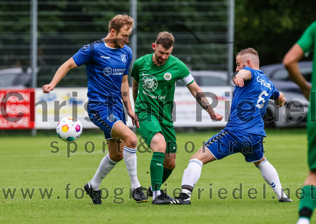 2023-08-04_033_FC_Forstern_gegen_FC_Langengeisling_II | Forstern, Deutschland, 04.08.2023:
Fußball, Kreisklasse 2023 / 2024, 1. Spieltag, FC Forstern gegen FC Langengeisling II, Endergebnis: 2:1

Kilian Kaiser (FC Langengeisling, #14), Andreas Ullmann (FC Forstern, #11), Moritz Wiesheu (FC Langengeisling, #8)

Foto: Christian Riedel / fotografie-riedel.net