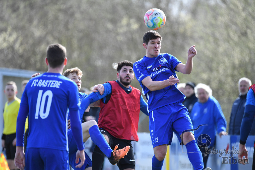 FC Rastede-WSC Frisia | Herren Kreisliga; FC Rastede (blau)-WSC Frisia WHV (rot) am 26.03.2023; in Rastede (Stadion Kötterweg), Photo: Philip Eiben 2023 - Realisiert mit Pictrs.com