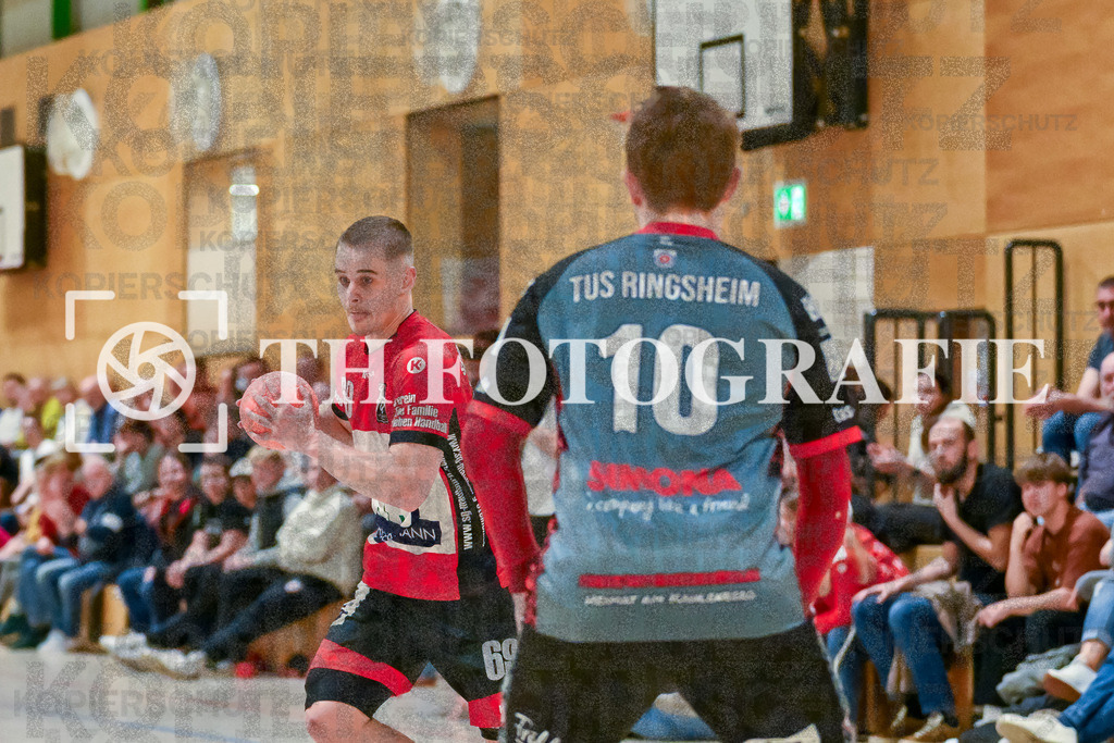 GER, SG Maulburg/Steinen - TuS Ringsheim, Handball, Landesliga Suedbaden, 22. Spieltag, Saison 2024/2025, 23.03.2025 | Ole Anton Holzkamp (SG Maulburg/Steinen, #69), Jan Schlötzer (TuS Ringsheim, #10)GER, SG Maulburg/Steinen - TuS Ringsheim, Handball, Landesliga Suedbaden, 22. Spieltag, Saison 2024/2025, 23.03.2025Foto: TH Fotografie/Thomas Hess