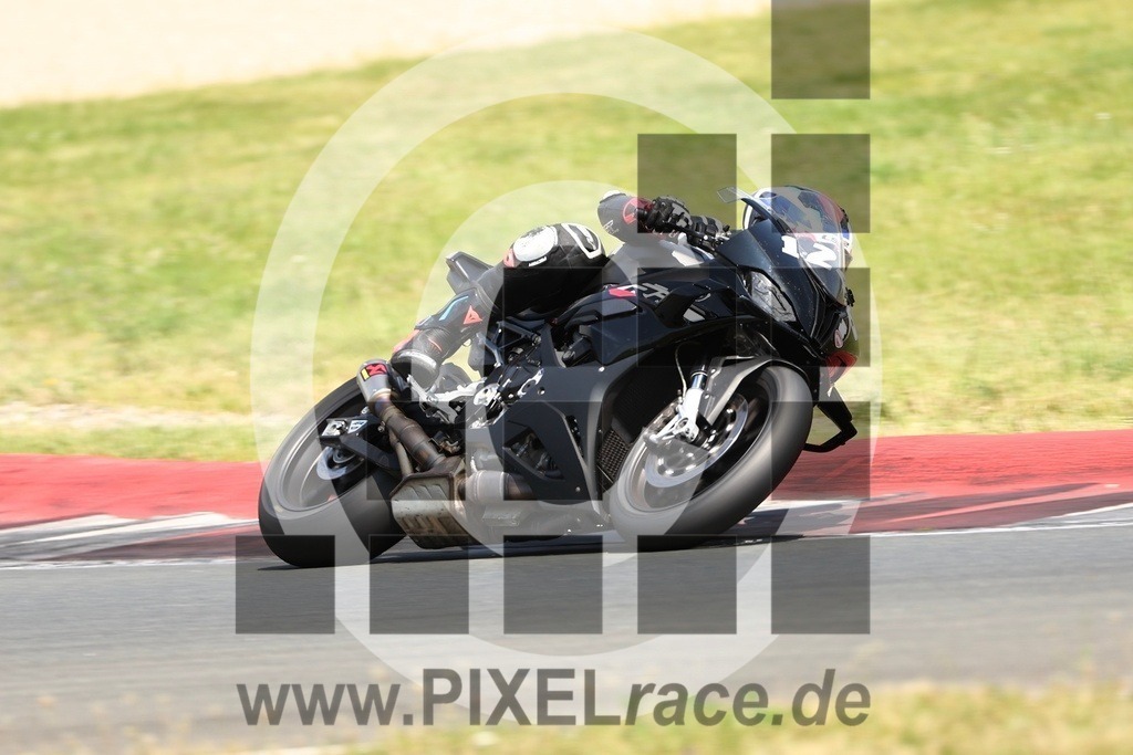 1240-PXR52805 | Schöne Erinnerungen an spannende Momente - das festzuhalten ist unser Job. PIXELrace.de ist seit 2003 auf den Rennstrecken Europas unterwegs um die Action draußen beim Fahren und die wunderbare Stimmung imm Fahrerlager für euch einzufangen.