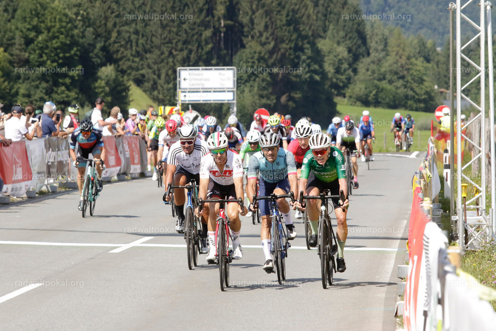 1076_20230817_Bewerb_Maenner_Muehlanger | AUT - OESTERREICH, 2023-08-16: SPORT RENNRAD-FAHREN - 55. INTERNATIONALER RADWELTPOKAL IN ST. JOHANN IN TIROL  - Vintage-Radrennen mit WM-Bronze-Medaillen-Siegerin Christina Schweinberger, den Teilnehmer und Alexander Baumann (vom Orginastions-Team) - TAG 2 BEWERB MAENNER IN SECHS GRUPPEN  ; Foto: Roland Muehlanger