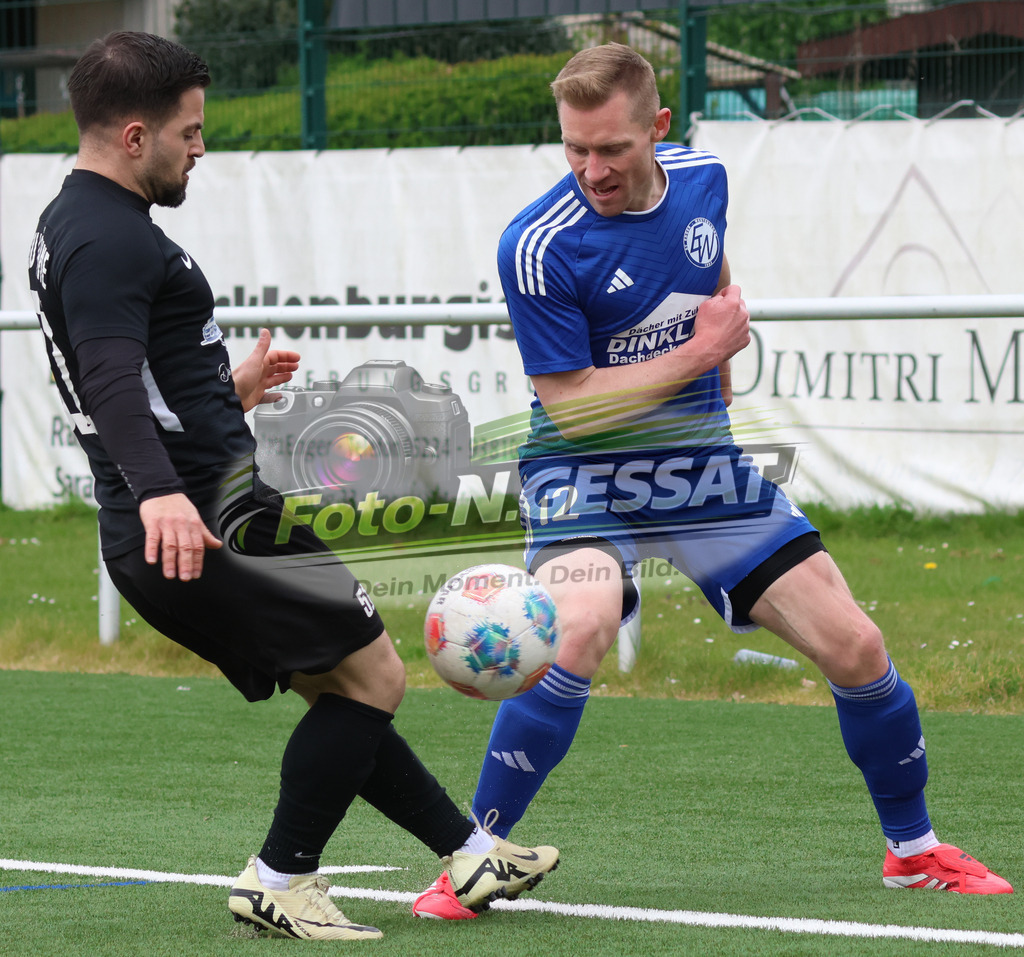 SV Enger-Westerenger - TSV Löhne | Auf dem Bild zu sehen: blau SV Enger-Westerenger: Christian Sarwatka ; schwarz TSV Löhne: Gökhan Kaya SV Enger-Westerenger, TSV Löhne, Saison 25/26, Kreisliga A, Enger, Deutschland - Realisiert mit Pictrs.com