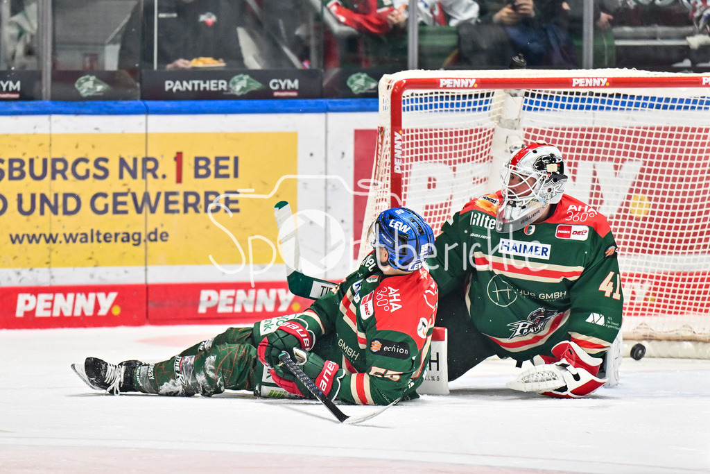 Augsburger Panther - EHC RB München | AUGSBURG, DEUTSCHLAND - 27. FEBRUAR: im Bild Ryan BUTTON (Augsburger Panther 55) und Peyton JONES (Augsburger Panther 41) am Boden - der Puck liegt im Tor - Der Treffer zum 0-2 durch Jeremy McKENNA (RB München 91) / Tor / Torschuetze / Freude / Happy während dem Match zwischen den Augsburger Panthern und dem EHC RB München am 46. Spieltag der Penny DEL im Curt Frenzel Stadion