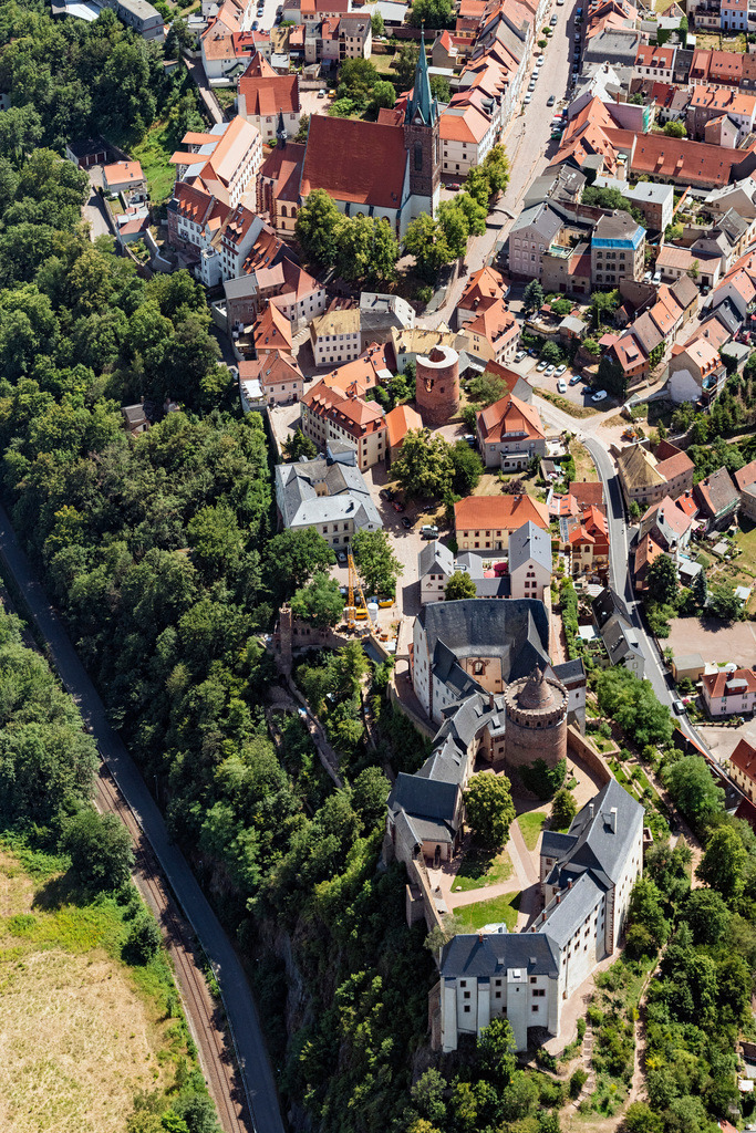 dr__0030494.jpg | LEISNIG 24.07.2019 Blick auf die Burg Mildenstein in Leisnig im Bundesland Sachsen. Das Schloss , das im 10. Jahrhundert errichtet wurde, ist Eigentum des Freistaates Sachsen und wird von dem Staatsbetrieb „Staatliche Schlösser, Burgen und Gärten Sachsen" verwaltet. Die Höhenburg wird seit 1890 als Museum durch den Leisniger Geschichts- und Altertumsverein genutzt. // View of the castle Mildenstein in Leisnig in Saxony. The castle, which was built in the 10th Century, is the property of the Free State of Saxony and is administered by the state enterprise "State Palaces, Castles and Gardens of Saxony." The hill fort has been used since 1890 as a museum by the Leisniger history and ancient society. Foto: Daniel Reiter