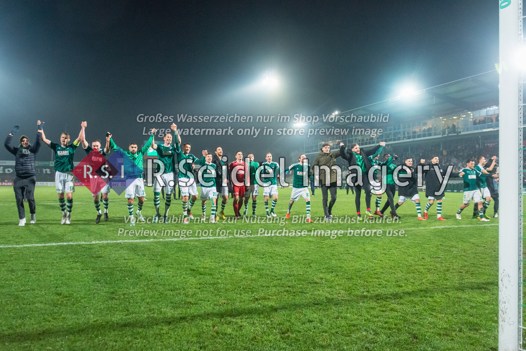 Fußball, Saison 2022/23, Regionalliga Nord, VfB Lübeck - Hamburger SV II, Stadion an der Lohmühle (Lübeck), 25.11.2022, 20. Spieltag | VfB Lübeck Spieler feiern vor der Fankurve den Sieg