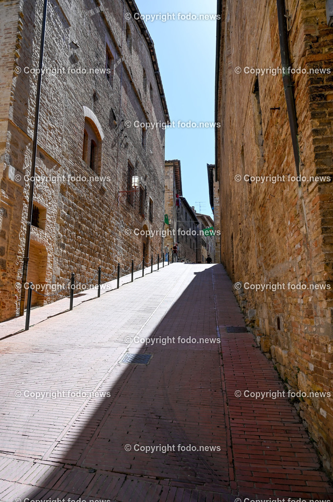 Italien_ Toskana_ San Gimignano_ 31.05.2024-162 | 31.05.2024, Italien, ITA, Toskana, San Gimignano im Bild Stadtansichten Gebäude, Architektur, Touristen, Historisch, Souvenir, Ansichten der berühmten Stadt San Gimignano in der Toskana-Italien - View of the famous town San Gimignano in Tuscany-ItalySan Gimignano ist eine italienische Kleinstadt in der Toskana mit einem mittelalterlichen Stadtkern. San Gimignano wird auch die Stadt der Türme genannt. Die Stadt liegt in der Provinz Siena. Sie gehört neben Florenz, Siena und Pisa zu den von Touristen meist besuchten Zielen in der Toskana.
