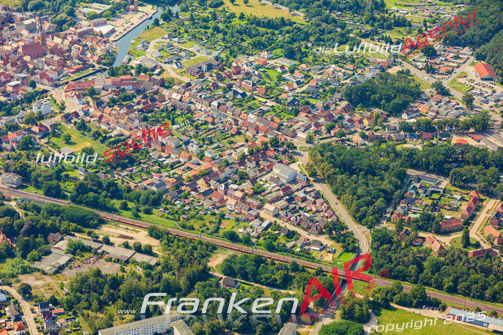 Luftbild der Stadt Grabow - Das Luftbild wurde 2025 vom UL-Flugzeug heraus erstellt ( keine Drohnenaufnahme ) - Hochauflösende Luftaufnahme - für Wandbilder und großformatige Ausdrucke geeignet. Das besondere Geschenk!Hier alle&nbsp;Infos zur Lizenzierung der LuftaufnahmeWir fliegen auch dieses Jahr wieder in Ihre Region um Luftbilder zu erstellen.- Luftbild anfragen