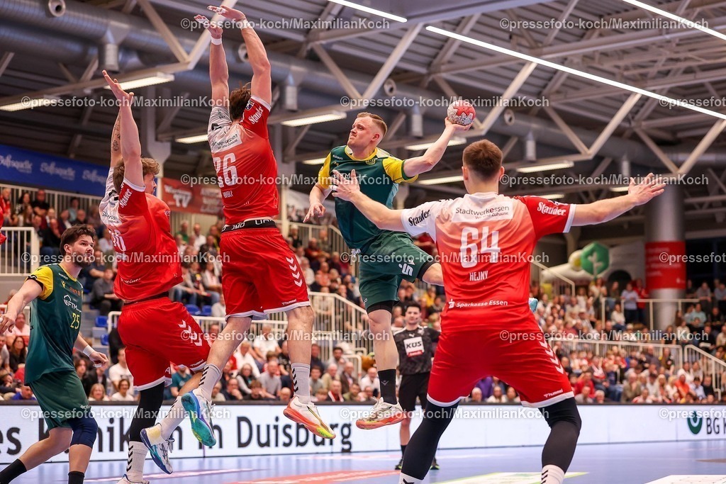 TUSEM06032601120 | 06.03.2026, Handball, 2. Handballbundesliga  Herren, Saison 2025 / 2026, 23. Spieltag, TuSEM Essen - VfL Eintracht Hagen: Jan von Boenigk (VfL Eintracht Hagen #95) wirft den Ball auf das Tor in die Mauer von der Essener Abwehr Finn Wolfram (TuSEM Essen #10) Tom Wolf (TuSEM Essen #26) Maximilian Hejny (TuSEM Essen #64)