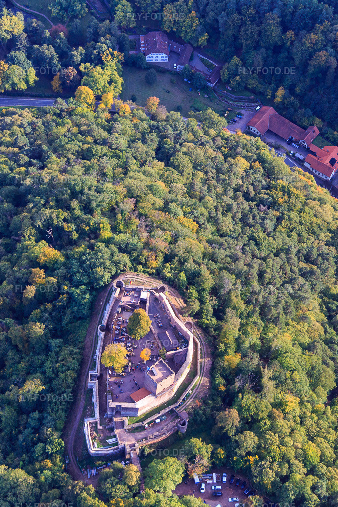 Luftbild: Burg Landeck von Oben in Klingenmünster im Bundesland Rheinland-Pfalz in Deutschland. Foto: IMG_103786.jpg vom 01.10.2017 durch Werner Riehm/FLY-FOTO.de