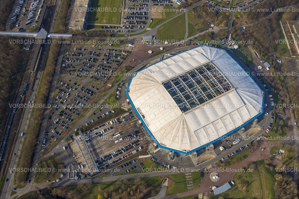 Gelsenkirchen240304926Schalke | Luftbild, Veltins-Arena Bundesligastadion des FC Schalke 04 mit offenem Dach und gefüllten Parkplätzen, Fußballfans am Stadion, Berger Feld, Erle, Gelsenkirchen, Ruhrgebiet, Nordrhein-Westfalen, Deutschland