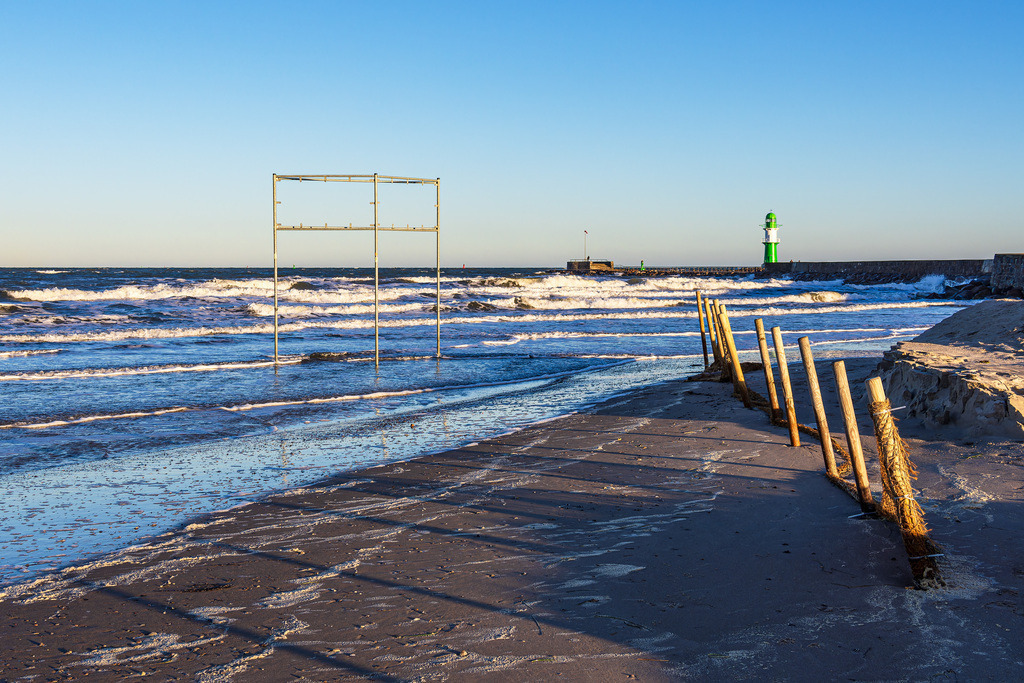Wellen und Molenturm an der Küste der Ostsee in Warnemünde | Wellen und Molenturm an der Küste der Ostsee in Warnemünde.