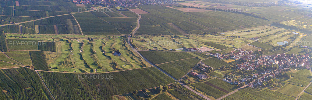 Luftbild: Panorama des Golfplatz Golfgarten Deutsche Weinstraße in Dackenheim im Bundesland Rheinland-Pfalz in Deutschland. Foto: IMG_44431-Bearbeitet.jpg vom 20.08.2011 durch Werner Riehm/FLY-FOTO.de – Auflösung des Originals: 9408 x 3027 px
