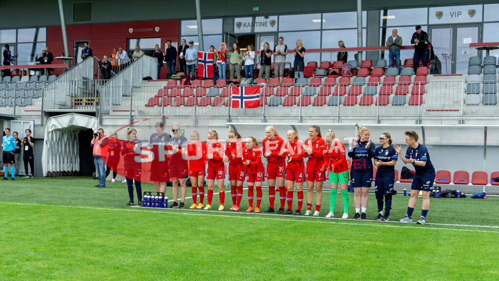 Norwegen U19  Bulgarien U19 | Ingeborg Lye Skretting (Norway #16) Casandra Luthcke (Norway #18) Ina Birkelund (Norway #10) Synne Amdahl Bronstad (Norway #19) Tora Ose (Norway #4) Iris Omarsdottir (Norway #9) Una Langkas (Norway #12) Hege Riise (Trainer Norway); Norwegen U19  Bulgarien U19 am 13.05.2022 in Wels
(Huber Arena), AUSTRIA, (Photo by Ernst Krawagner sport-fan.at) - Realisiert mit Pictrs.com