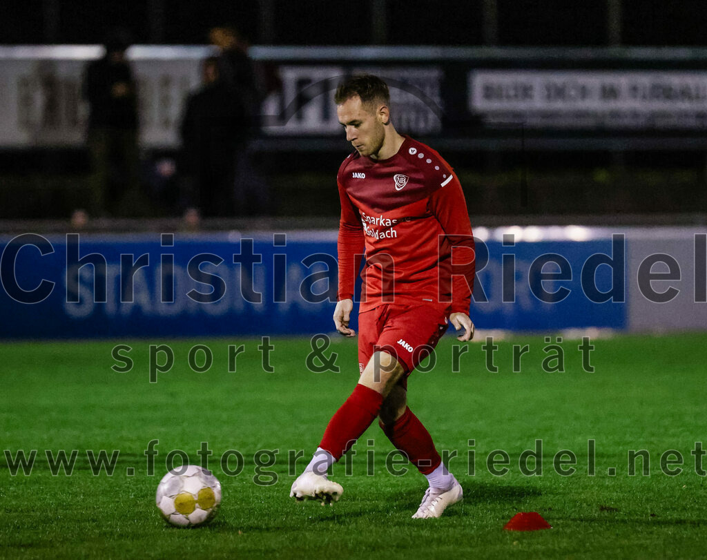 2023-10-27_001_VfB_Hallbergmoos_gegen_FC_Schwaig | Hallbergmoos, Deutschland, 27.10.2023:
Fußball, Landesliga Südost 2023 / 2024, 18. Spieltag, VfB Hallbergmoos gegen FC Schwaig, Endergebnis: 2:3

David Küttner (VfB Hallbergmoos, #8)

Foto: Christian Riedel / fotografie-riedel.net