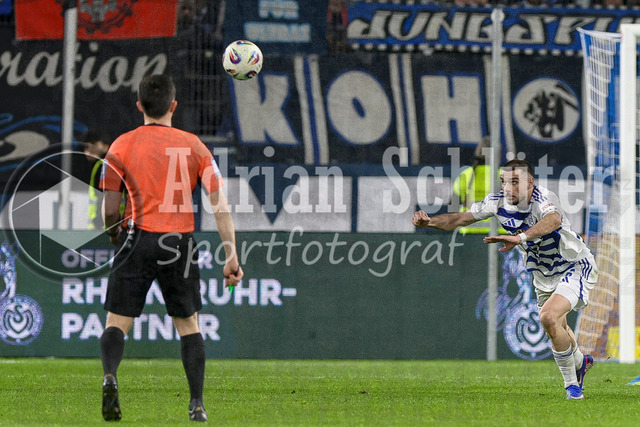 07.04.2026, GER, Fussball, Herren, 3. Liga, Saison 2025/2026, MSV Duisburg - VfL Osnabrück | Rasim Bulic (MSV Duisburg) in Aktion am Ball, Einzelaktion 