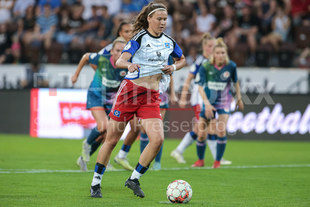 Fussball, DFB-Pokal Frauen, FC St. Pauli - Hamburger SV | v.li.: Torschützin Larissa Mühlhaus (Hamburger SV, 7) beim Elfmeter, Strafstoß, erzielt das Tor zum 0:6, Treffer, Highlight, Torerfolg, DIE DFB-RICHTLINIEN UNTERSAGEN JEGLICHE NUTZUNG VON FOTOS ALS SEQUENZBILDER UND/ODER VIDEOÄHNLICHE FOTOSTRECKEN. DFB REGULATIONS PROHIBIT ANY USE OF PHOTOGRAPHS AS IMAGE SEQUENCES AND/OR QUASI-VIDEO.