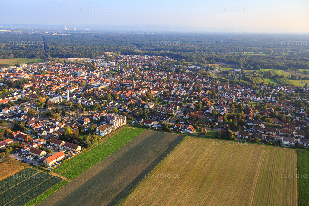 Luftbild: Guttenbergstraße mit Willi-Hussong-Haus in Kandel im Bundesland Rheinland-Pfalz in Deutschland. Foto: IMG_073881.jpg vom 03.10.2014 durch Werner Riehm/FLY-FOTO.deWilli-Hussong-Haus Kandel&nbsp;-&nbsp;Diakonissen Speyer