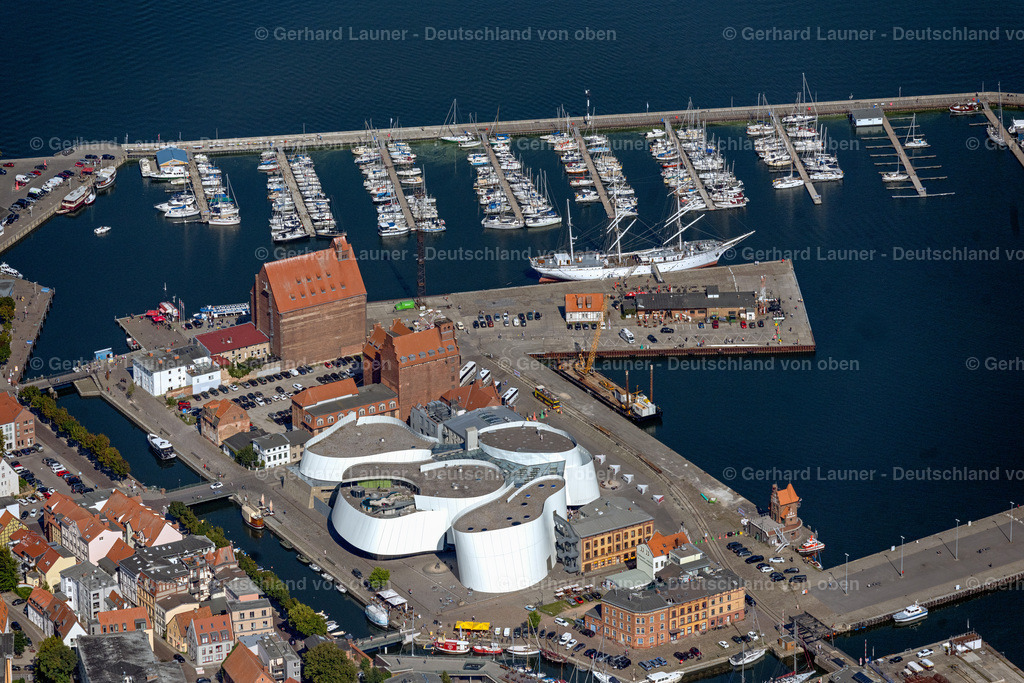 4061657 | STRALSUND 08.09.2021 Hafeninsel mit dem Ozeaneum Meereskunde- Museum der OZEANEUM Stralsund GmbH an der Hafenstraße in der Hansestadt Stralsund in Mecklenburg - Vorpommern. Weiterführende Informationen bei: Behnisch Architekten GmbH,  Hansestadt Stralsund,  OZEANEUM Stralsund GmbH,  Schweitzer GmbH - Beratende Ingenieure,  Stadtmarketings Stralsund e.V.. // Harbor island by Ozeaneum Oceanographic Museum in Stralsund in Mecklenburg - Western Pomerania. Further information at: Behnisch Architekten GmbH,  Hansestadt Stralsund,  OZEANEUM Stralsund GmbH,  Schweitzer GmbH - Beratende Ingenieure,  Stadtmarketings Stralsund e.V.. Foto: Gerhard Launer