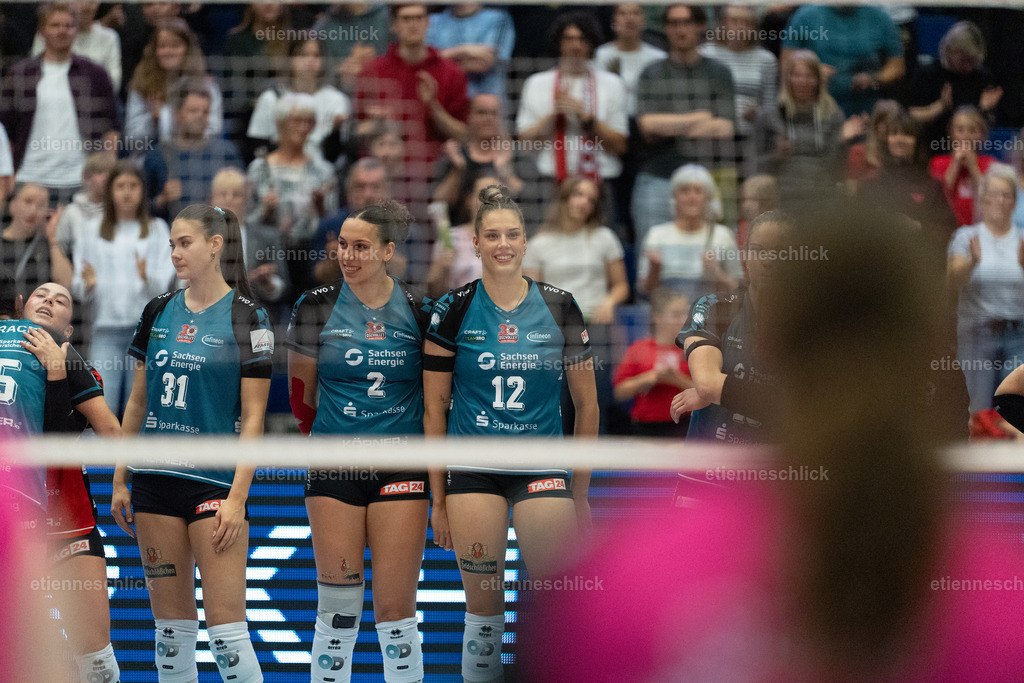 Dresdner SC - Binder Blaubären TSV Flacht, DEKRA 1. Bundesliga Frauen, Volleyball | Im Bild: Raeven Chase (2, Dresdner SC), Mette Marleen Pfeffer (12, Dresdner SC), Florentine Rosemann (31, Dresdner SC)24.10.2026, Dresdner SC -  Binder Blaubären TSV Flacht, DEKRA 1. Bundesliga Frauen, Volleyball, Deutschland, Dresden, Cyberport Arena
