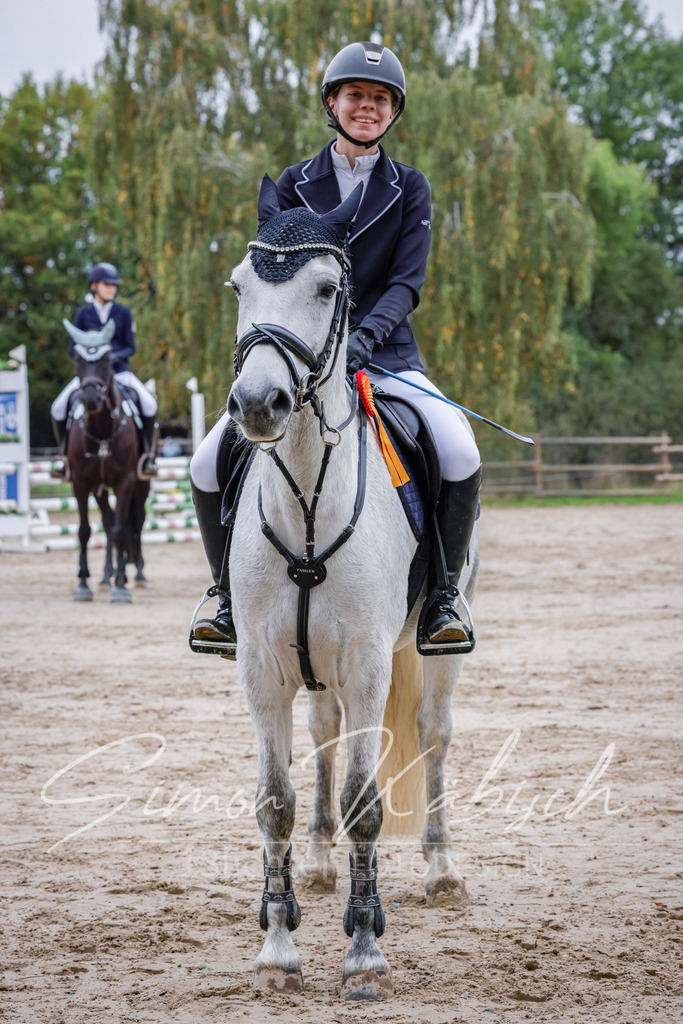 20251012-_3LI3493 | Tierfotografie Pferde, Hunde, Katzen, Haustiere.
Turnierfotografie Reitturniere, Reiten, Springreiten, Dressur in Hanau, dem Main-Kinzig-Kreis und dem Rhein-Main- Gebiet um Frankfurt