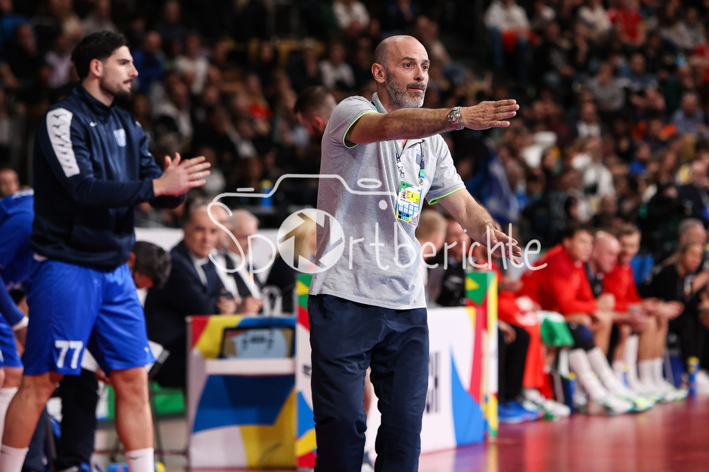 Griechenland - Dänemark | Griechenland Trainer Georgios ZARVINAS in Aktion / Einzelfoto / Freisteller