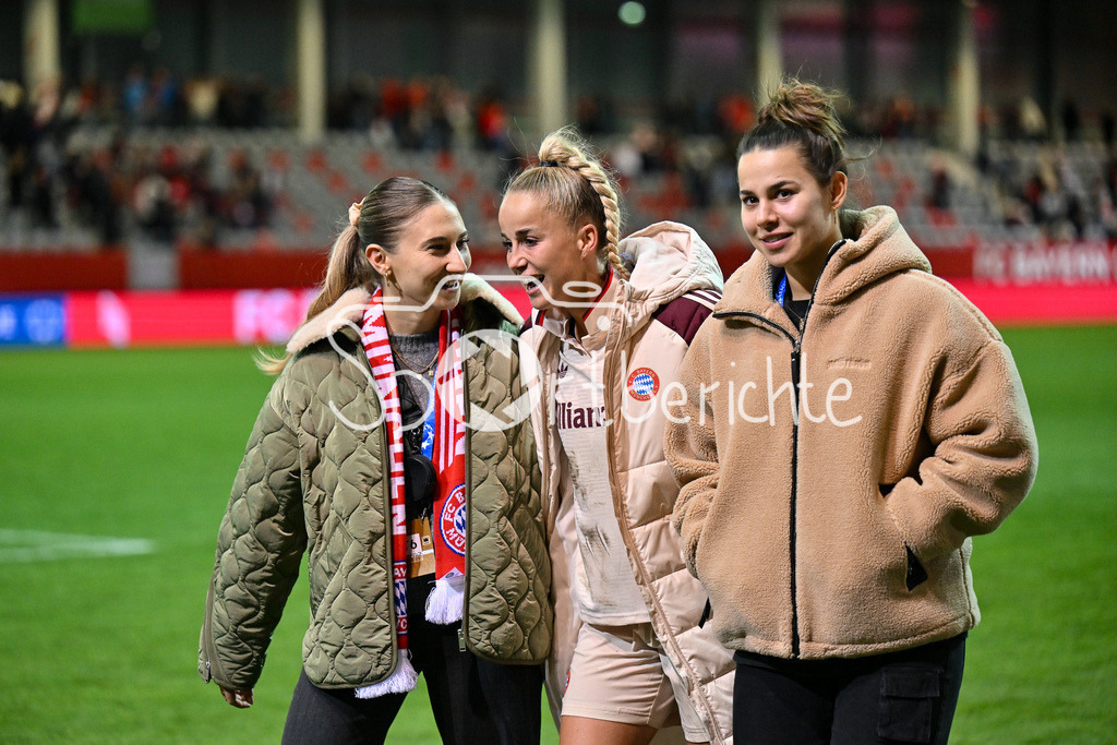 FC Bayern München Frauen - Arsenal London Frauen | im Bild Giulia GWINN (FCB #7) und Lena OBERDORF / UEFA Womens Champions League: FC Bayern München Frauen - Arsenal London Frauen, FC Bayern Campus am 09.10.2024