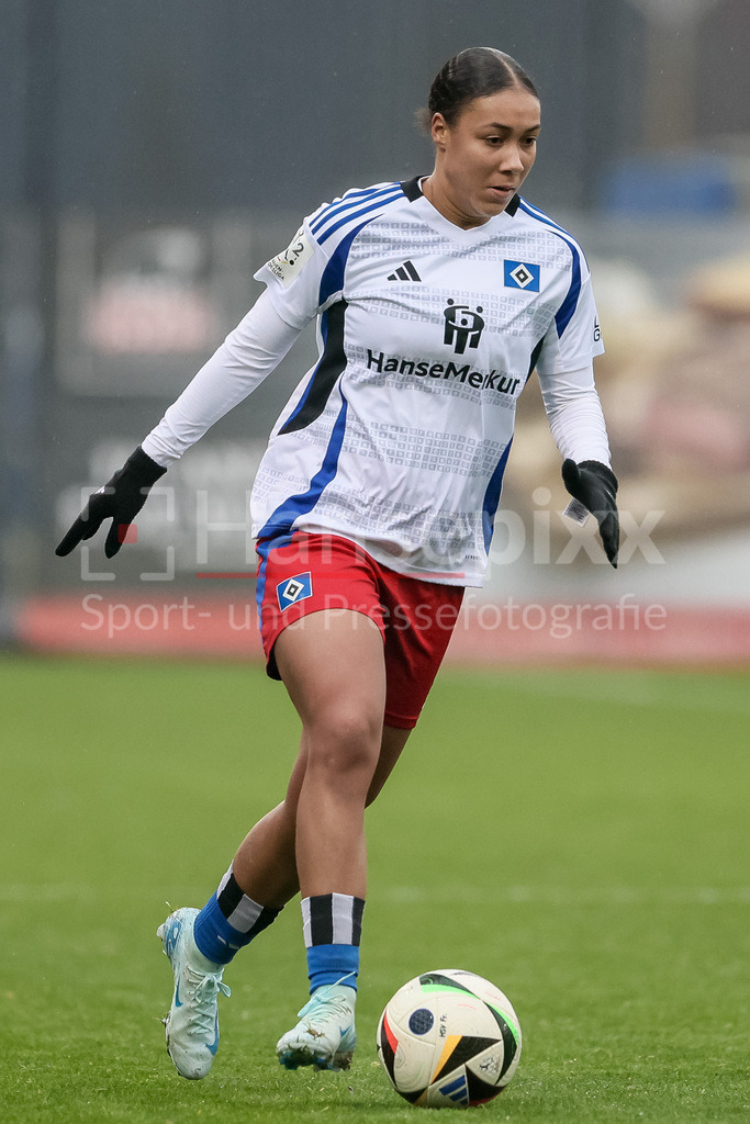 Fussball, 2. Frauen-Bundesliga, Hamburger SV - SV Meppen | v.li.: Melina Krüger (Hamburger SV, 9) am Ball, Freisteller, Einzelbild, Ganzkörper, Aktion, Action, Spielszene, DIE DFB-RICHTLINIEN UNTERSAGEN JEGLICHE NUTZUNG VON FOTOS ALS SEQUENZBILDER UND/ODER VIDEOÄHNLICHE FOTOSTRECKEN. DFB REGULATIONS PROHIBIT ANY USE OF PHOTOGRAPHS AS IMAGE SEQUENCES AND/OR QUASI-VIDEO.
