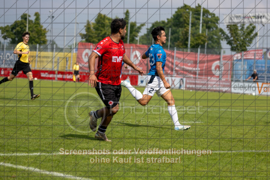20250816_151308_0571 | #,1.Göppinger SV (rot) vs. FSV 08 Bietigheim-Bissingen (blau), Fußball, Oberliga BW, wfv, 03. Spieltag, Saison 2025/2026, Rasensportplatz Stadion SV Göppingen, Hohenstaufenstr. 116, 73033 Göppingen, 16.08.2025 - 14:00 Uhr,Foto: PhotoPeet-Sportfotografie/Peter Harich