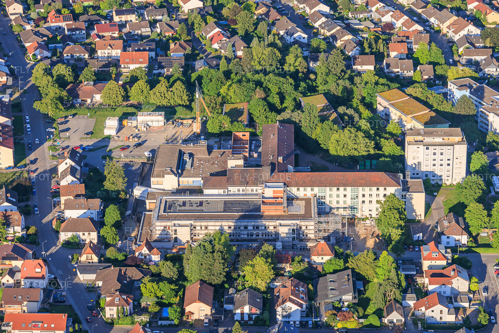 Luftbild: Baustelle für den NEUBAU der NOTAUFNAHME, INTENSIVMEDIZIN UND DIAGNOSTIKBEREICHE der Asklepios Südpfalzkliniken GmbH. Projektsteuerung: BPM Bau- und Projektmanagement Hart GmbH. BPM Architektur, Planung + Objektüberwachung: alsh sander hofrichter architekten GmbH Gesellschaft für Architektur und Generalplanung. Planungsbüro Noll GmbH , TGA-Planung / Heizung-Lüftung-Sanitär-Medizinische Gase-Gebäudeautomation, TGA-Planung / Stark- u. Schwachstromtechnische Anlagen / Fördertechnik: DE-Plan GmbH & Co. KG, Tragwerksplanung: ZPP Ingenieure AG, Freianlagen hofmann_röttgen Landschaftsarchitekten BDLA, Brandschutz: Rieser-Wessel Brandschutzsachverständige & Ingenieure PartG mbB und Bauphysik / Schallschutz-Akustik: Ingenieurbüro Seidel in Kandel im Bundesland Rheinland-Pfalz in Deutschland.Foto: IMG_156779.jpg vom 22.05.2026 durch Werner Riehm/FLY-FOTO.deAuflösung des Originals: 5760 x 3840 pxAsklepios Südpfalzklinik Kandel - Asklepios Südpfalzklinik KandelBPMa|shWWW.PLANUNGSBUERO-NOLL.DEDE Plan - DE-Plan GmbH & Co. KG., Gladenbach, PlanungsbüroWWW.SOCOTEC.DEStart | Hofmann-Röttgen LandschaftsarchitektenRIESER-BRANDSCHUTZ.DEIngenieurbüro Seidel Bauphysik und Brandschutz | Ingenieurbüro Seidel