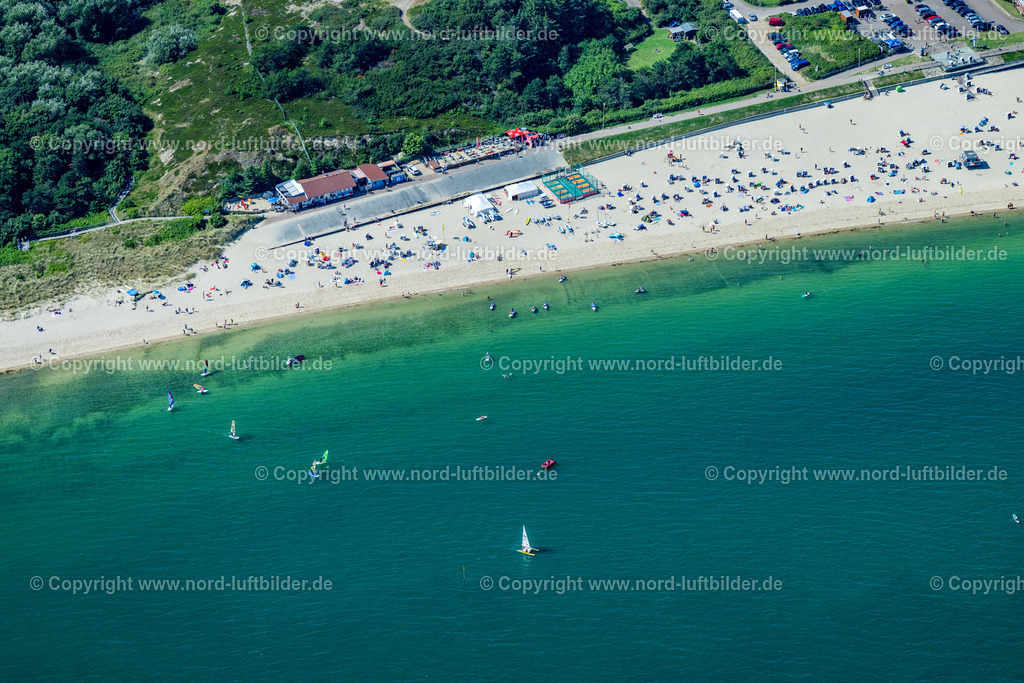 Sylt_Hörnum_Strand_Wassersport_Surfschule_ELS_58191308925 | HöRNUM (SYLT) 13.08.2025 Strand- Restaurant mit Freiluft- Terrasse und Freizeitanlagen in Hörnum (Sylt) im Bundesland Schleswig-Holstein, Deutschland. Nördlich vom Restaurant " Südkap " bietet das " Sylter Freizeit Team " Trampolin und " Pit-Pat Anlage " - die auch als " Hindernis - Billard " bekannt ist. // Beach restaurant and leisure facilities in Hoernum (Sylt) in the state Schleswig-Holstein, Germany. Foto: Martin Elsen