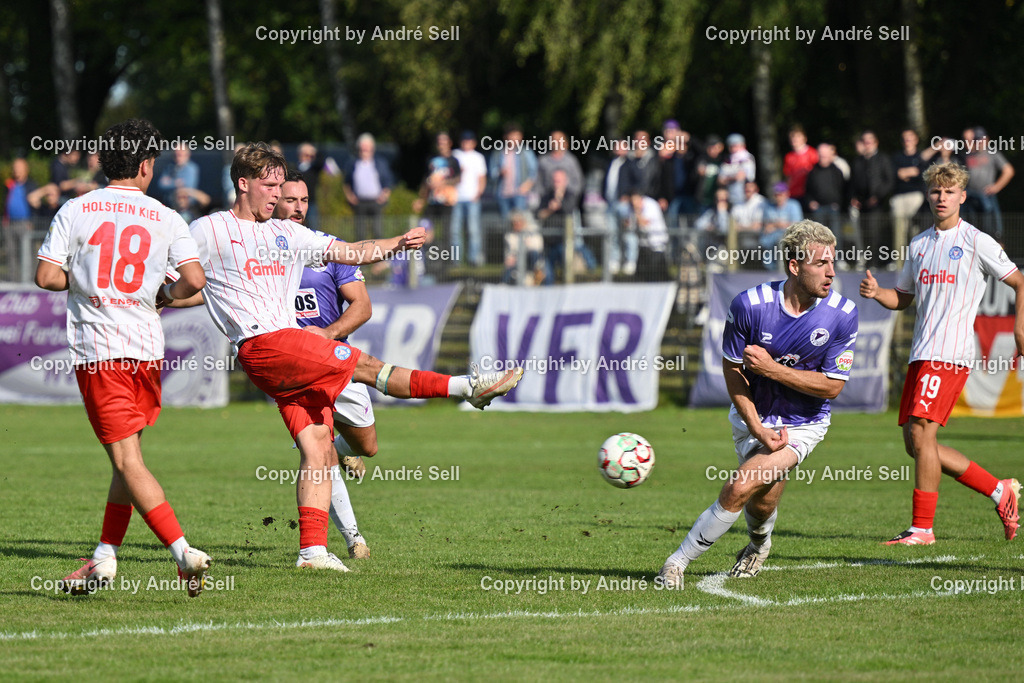 VfR Neumünster vs Holstein Kiel II | Geart Latifi (VfR #33 klärt zum Eckball) vs Islam Matene (Holstein #9) / Fußball-Oberliga Männer 2026/2027 / VfR Neumünster vs Holstein Kiel II / Grümmi-Arena / Neumünster / 27.09.26 - Realisiert mit Pictrs.com